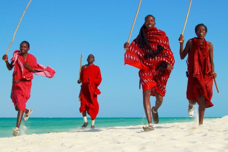 Masajowie na zanzibarskiej plaży